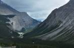 Estrada que corta as montanhas e a belíssima paisagem entre Lake Louise e Jasper, em Alberta, no Canadá